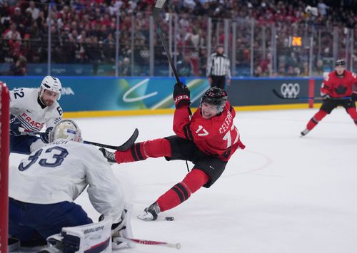 Macklin Celebrini (Canada), în acțiune în meciul contra Franței de la JO de la Milano-Cortina 2026 / Foto: Imago Images
