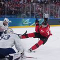 Macklin Celebrini (Canada), în acțiune în meciul contra Franței de la JO de la Milano-Cortina 2026 / Foto: Imago Images