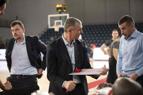 Cristian Achim (mijloc), antrenorul lui CSM Oradea/Foto: CSM Oradea