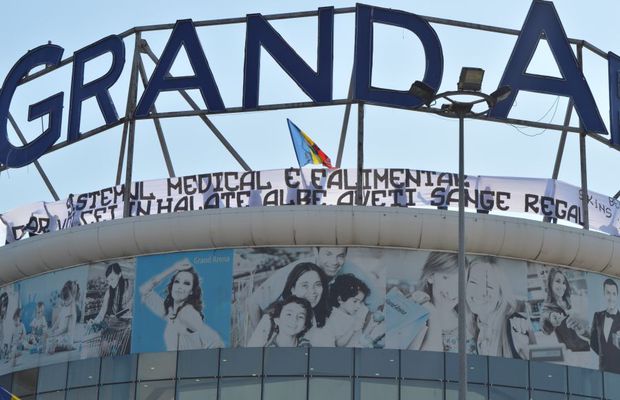 CORONAVIRUS. VIDEO Gest inedit al ultrașilor FCSB: ce a apărut scris pe un mall al Capitalei