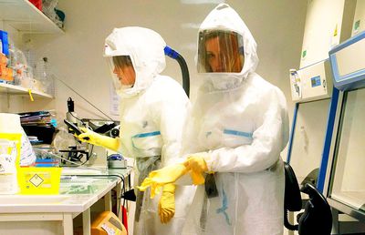 Brigăzile anti-coronavirus: bio-hackeri, proiecte cu sute de oameni de știință, experți în bio-securitate + ce se întâmplă și în România