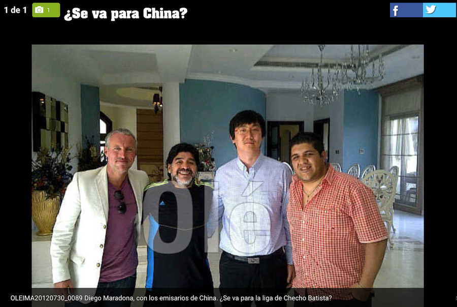 Eric Mao (al doilea din dreapta) și Diego Maradona, în casa din Dubai a legendarului fotbalist argentinian. Una din cele două poze publice cu fața aranjorului chinez de meciuri Eric Mao (al doilea din dreapta) și Diego Maradona, în casa din Dubai a legendarului fotbalist argentinian. Una din cele două poze publice cu fața aranjorului chinez de meciuri