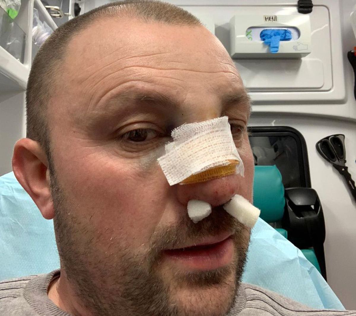 VIDEO EXCLUSIV Fost kickboxer român, snopit în bătaie în plină stradă de un fost pugilist: „A încercat să mă înjunghie!”