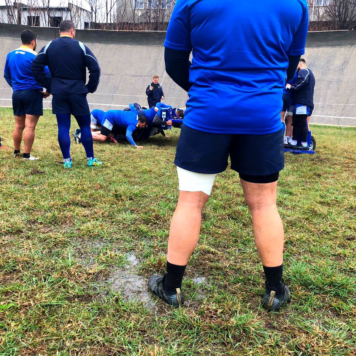 Imagini revoltătoare » În ce condiții se antrenează echipa națională de rugby: „Mai am să îi iau pe sportivi la mine acasă, altfel cred că le-am făcut pe toate”