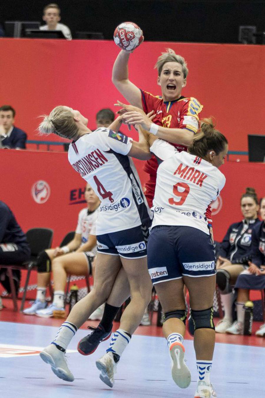Cristina Laslo în duel cu Veronica Kristiansen și Nora Mork FOTO sportpictures.eu România va debuta contra Norvegiei la Podgorica. Campioana Europei participă pentru prima dată în calificările olimpice!