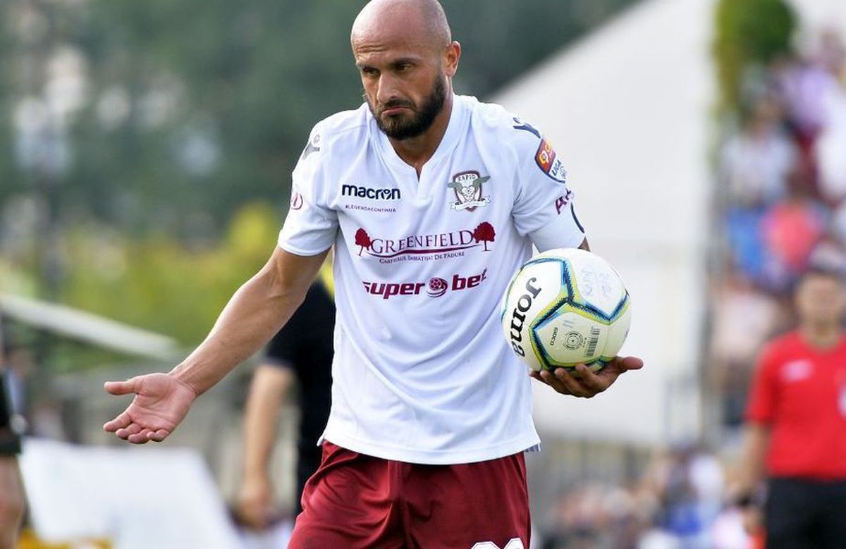 Cine zice că românii nu sunt inventivi? :D Fanii rapidiști le-au pus pamperși jucătorilor: „Nu vă mai c*cați pe voi, jucați fotbal pentru noi!"