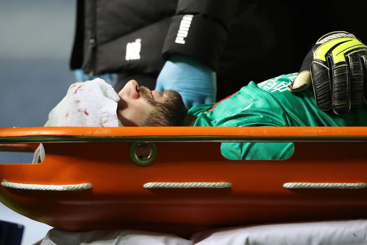 VIDEO + FOTO Intrare criminală în Rangers - Slavia Praga » Talpă direct pe fața portarului!