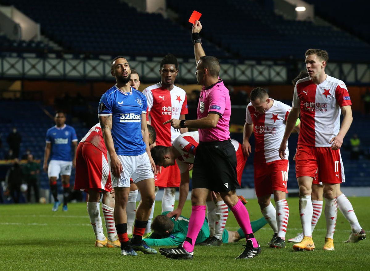 VIDEO + FOTO Intrare criminală în Rangers - Slavia Praga » Talpă direct pe fața portarului!