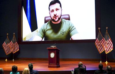 Ce reprezintă crucea de pe tricoul purtat de Volodimir Zelenski în fața Congresului SUA » NU este simbol nazist