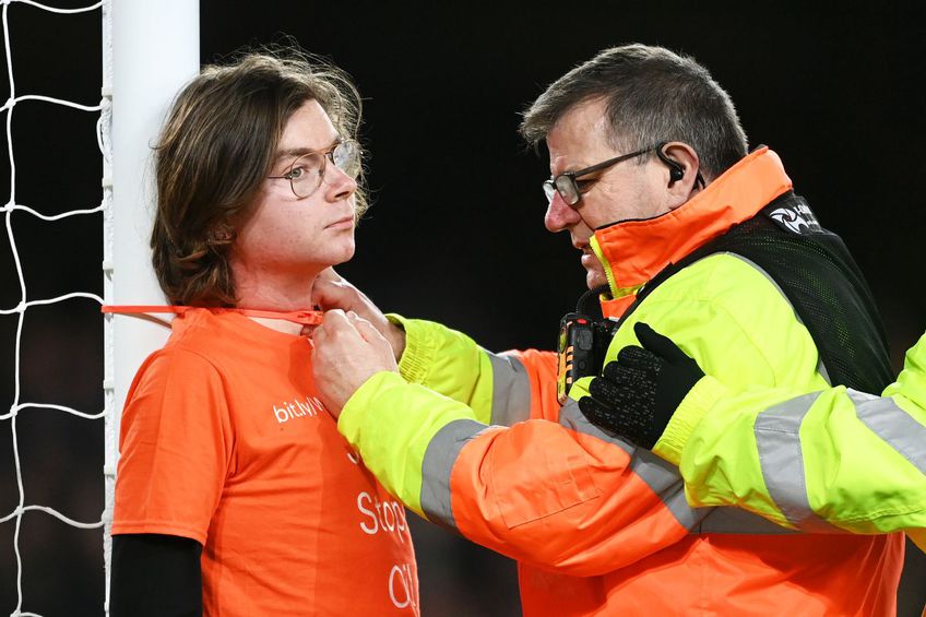O persoană a pătruns pe teren și a reușit să se lege de unul dintre stâlpii porții „caramelelor” în Everton - Newcastle // foto: Guliver/gettyimages