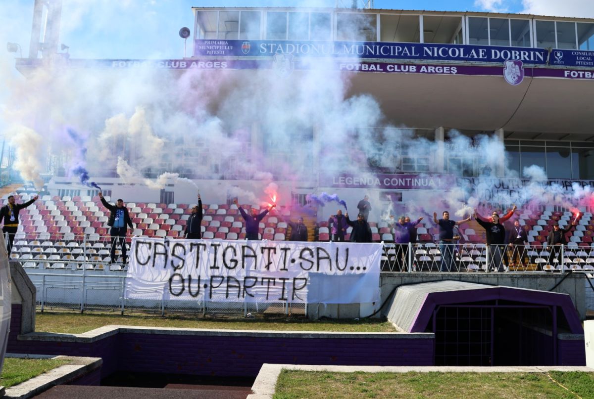 Suporterii lui FC Argeș au venit la antrenamentul echipei »  Torțe, fumigene și mesaje în limba franceză