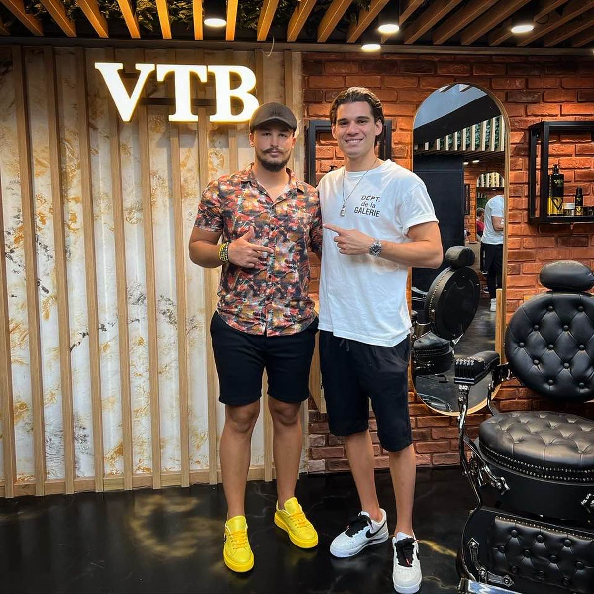 Se ocupă de look-ul mai multor fotbaliști din Superligă și-n timpul liber tunde gratis oamenii străzii: „Sunt un om credincios”