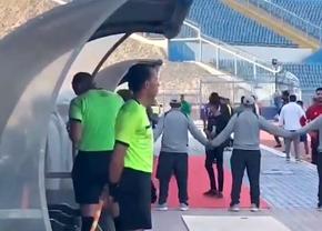 Nemaivăzut: arbitrul a anulat un gol după ce un spectator i-a arătat reluarea pe telefon!