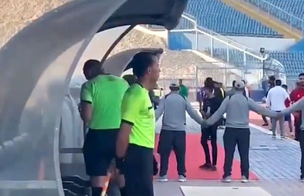 Nemaivăzut: arbitrul a anulat un gol după ce un spectator i-a arătat reluarea pe telefon!