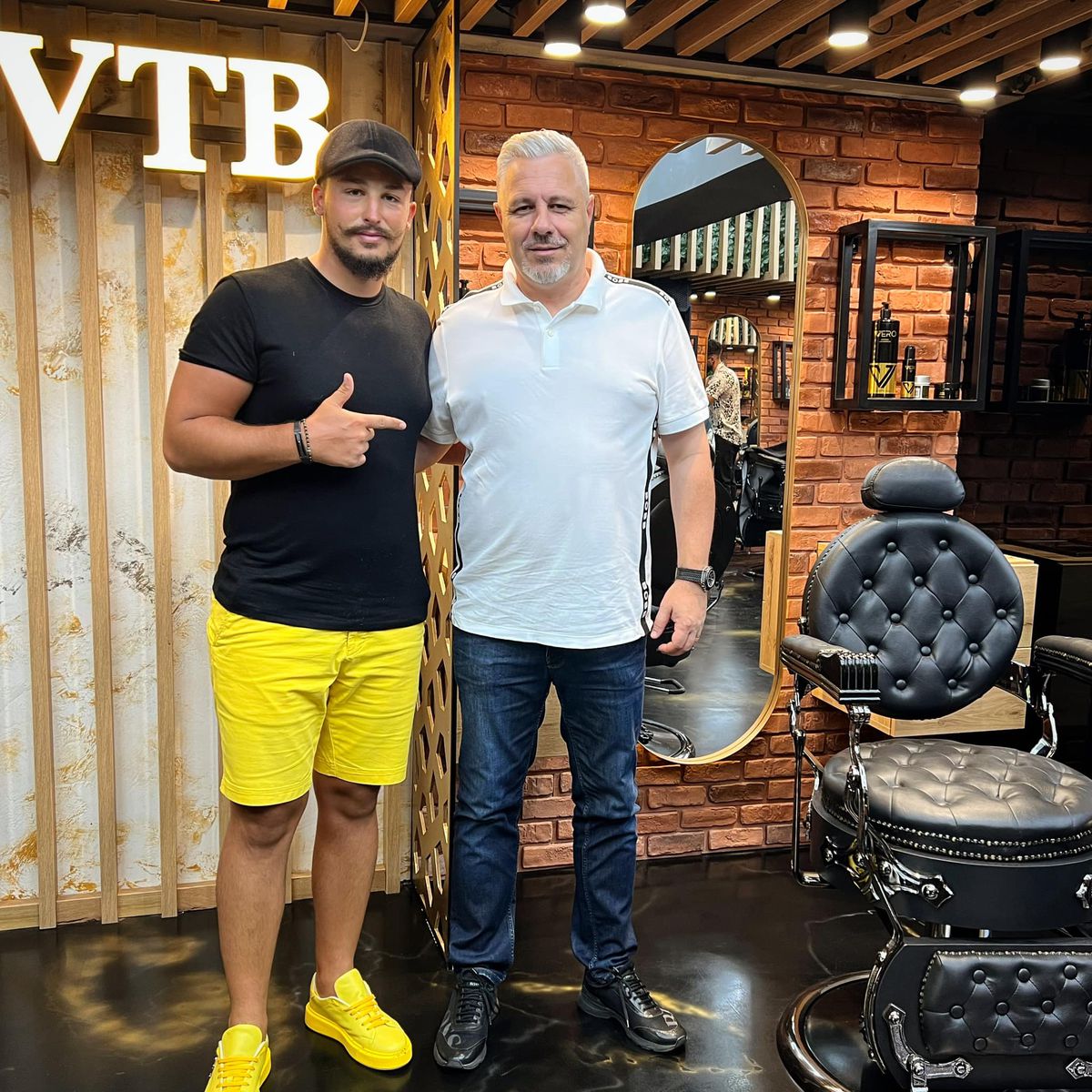 Se ocupă de look-ul mai multor fotbaliști din Superligă și-n timpul liber tunde gratis oamenii străzii: „Sunt un om credincios”