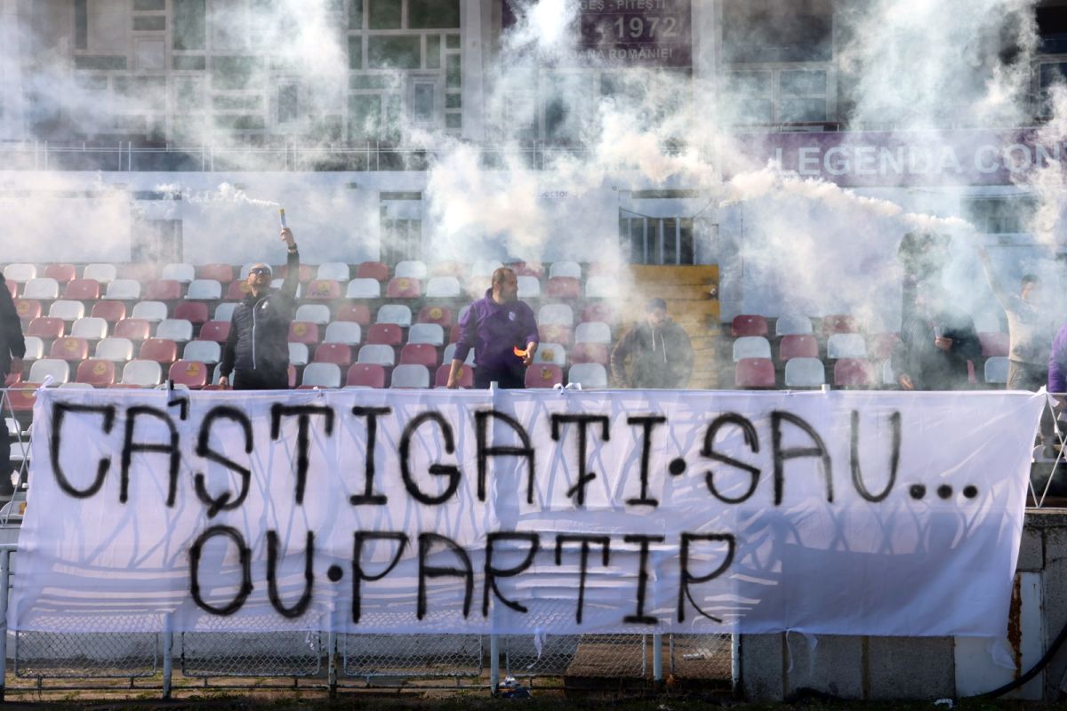 Suporterii au venit la antrenamentul echipei în suferință din Superligă » Torțe, fumigene și un mesaj tranșant în româno-franceză