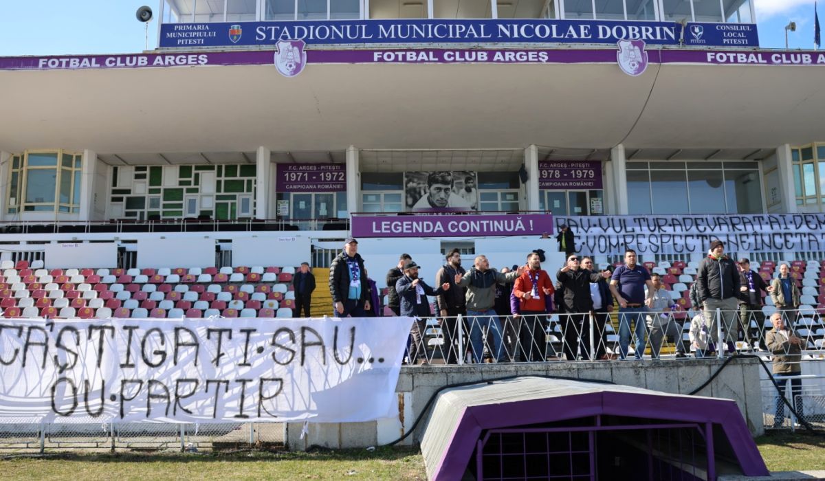 Suporterii au venit la antrenamentul echipei în suferință din Superligă » Torțe, fumigene și un mesaj tranșant în româno-franceză