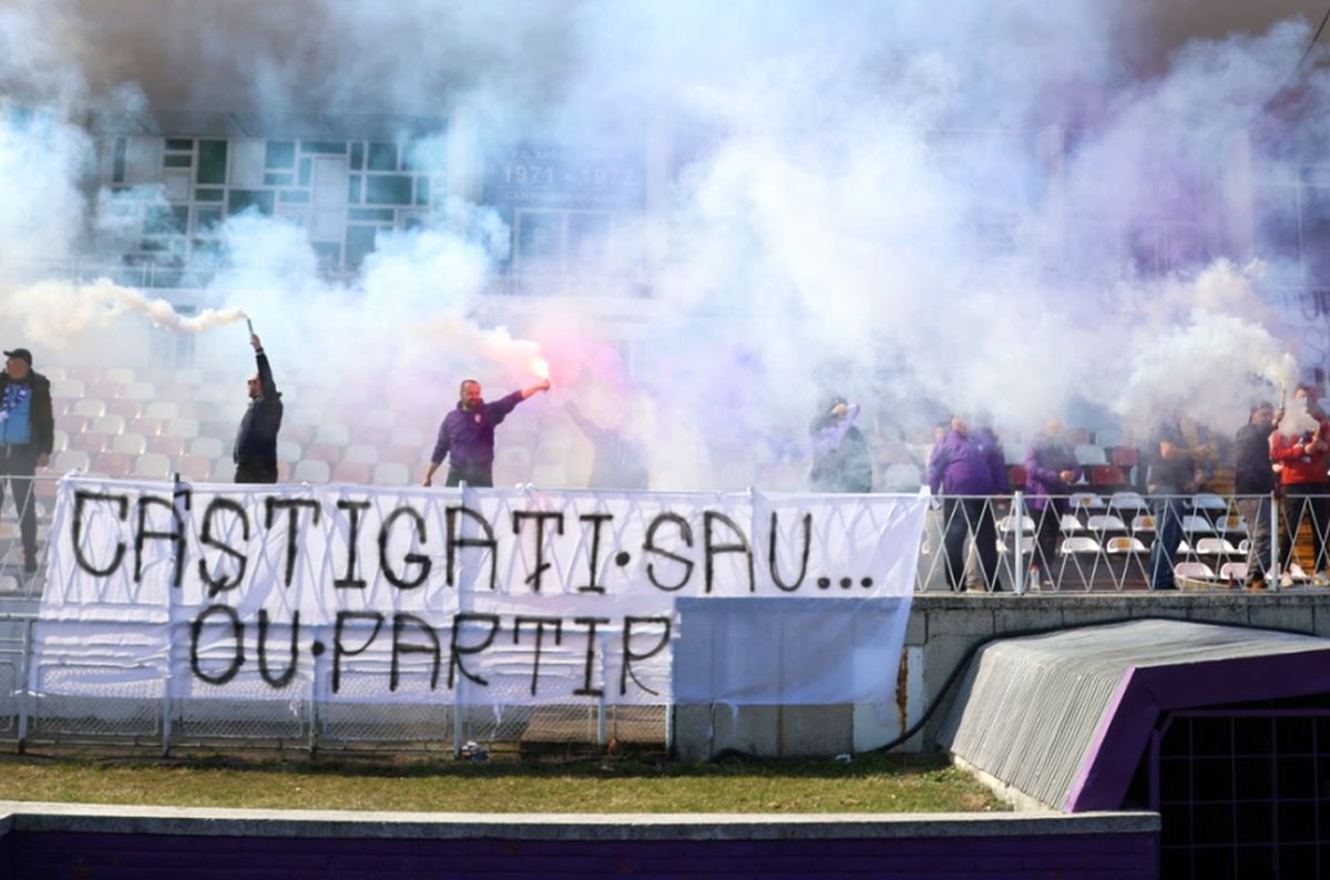 Suporterii lui FC Argeș au venit la antrenamentul echipei »  Torțe, fumigene și mesaje în limba franceză