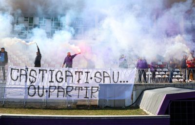 Suporterii au venit la antrenamentul echipei în suferință din Superligă » Torțe, fumigene și un mesaj tranșant în româno-franceză