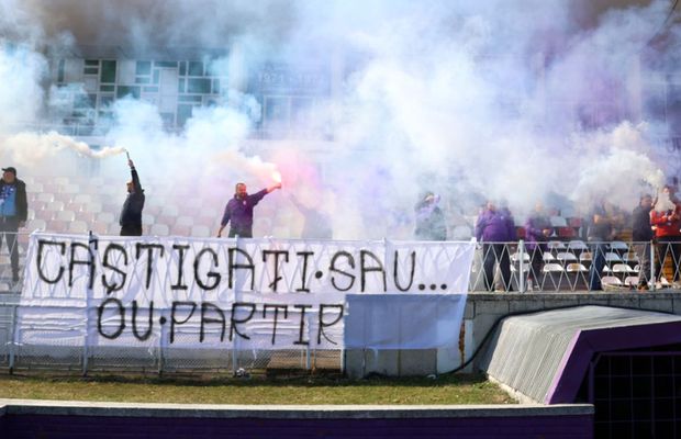 Suporterii au venit la antrenamentul echipei în suferință din Superligă » Torțe, fumigene și un mesaj tranșant în româno-franceză