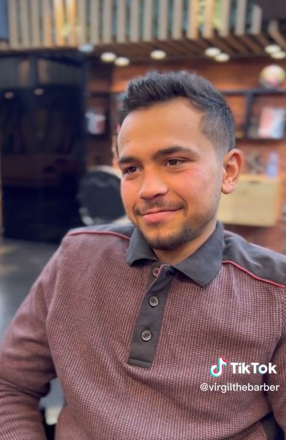 Se ocupă de look-ul mai multor fotbaliști din Superligă și-n timpul liber tunde gratis oamenii străzii: „Sunt un om credincios”