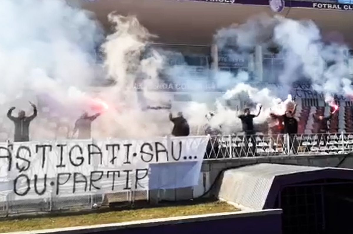 Suporterii lui FC Argeș au venit la antrenamentul echipei »  Torțe, fumigene și mesaje în limba franceză