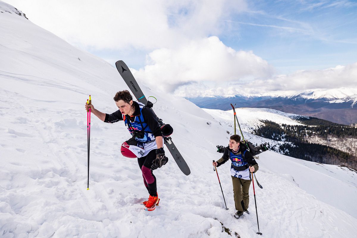 Imagini impresionante de pe creasta Masivului Oslea » O sută de persoane s-au întrecut într-o competiție de tradiție în România