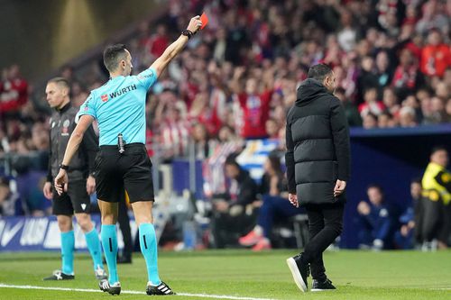 Xavi a fost expulzat de arbitru în meciul Atletico - Barcelona 0-3 / Foto: Imago