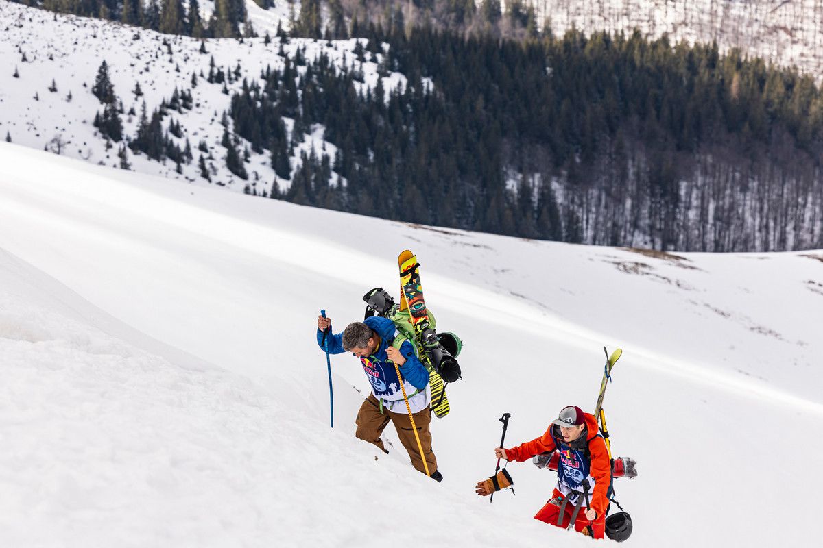 Imagini impresionante de pe creasta Masivului Oslea » O sută de persoane s-au întrecut într-o competiție de tradiție în România