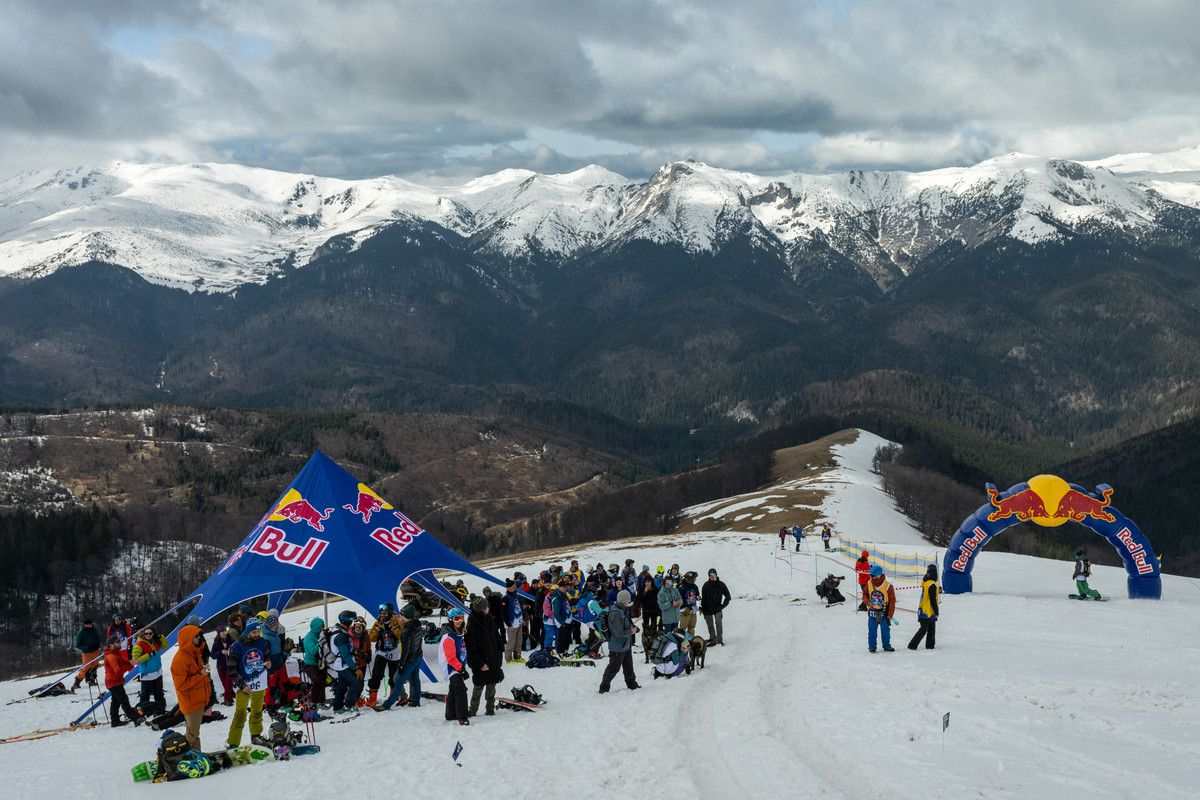 Imagini impresionante de pe creasta Masivului Oslea » O sută de persoane s-au întrecut într-o competiție de tradiție în România