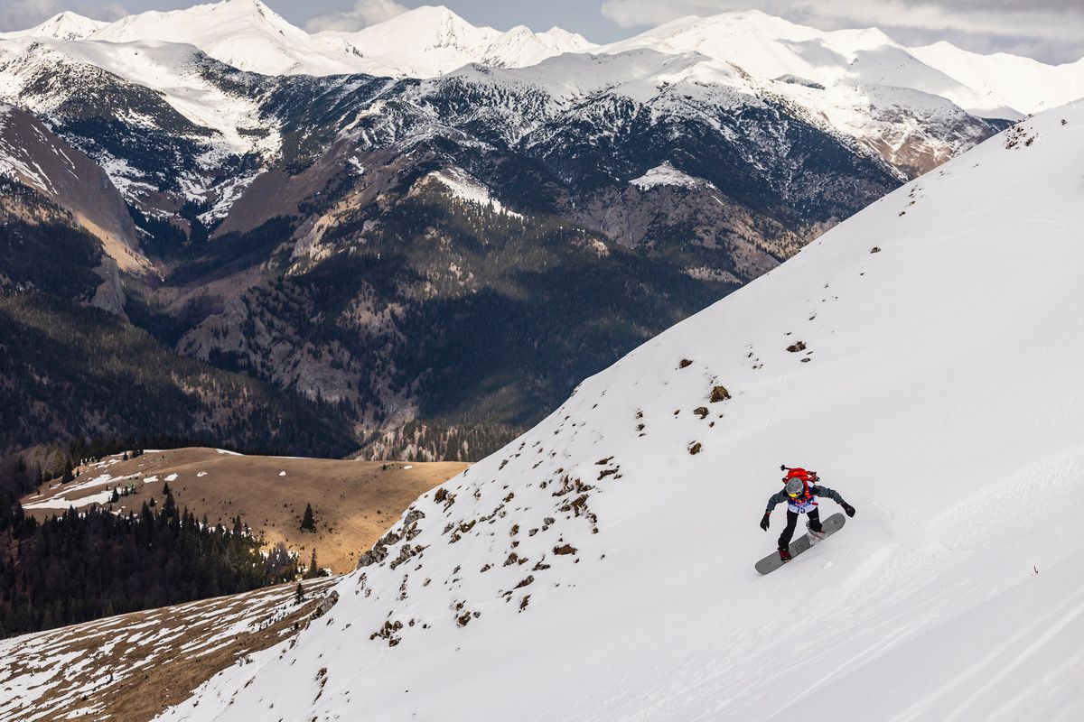 Imagini impresionante de pe creasta Masivului Oslea » O sută de persoane s-au întrecut într-o competiție de tradiție în România