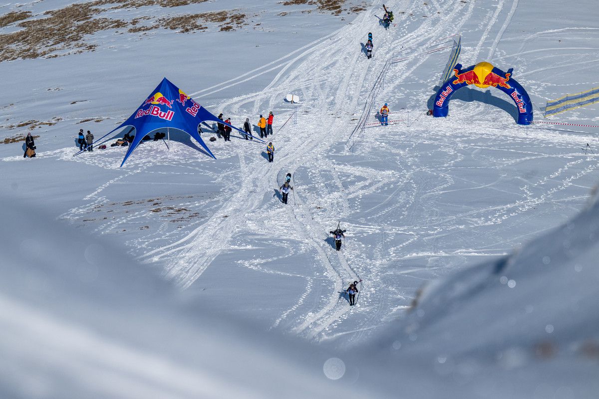 Imagini impresionante de pe creasta Masivului Oslea » O sută de persoane s-au întrecut într-o competiție de tradiție în România