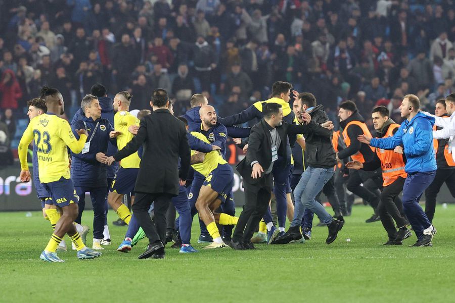 Scene șocante în Turcia! Fanii au intrat pe teren și au sărit să-i bată pe jucători » De la ce a plecat totul