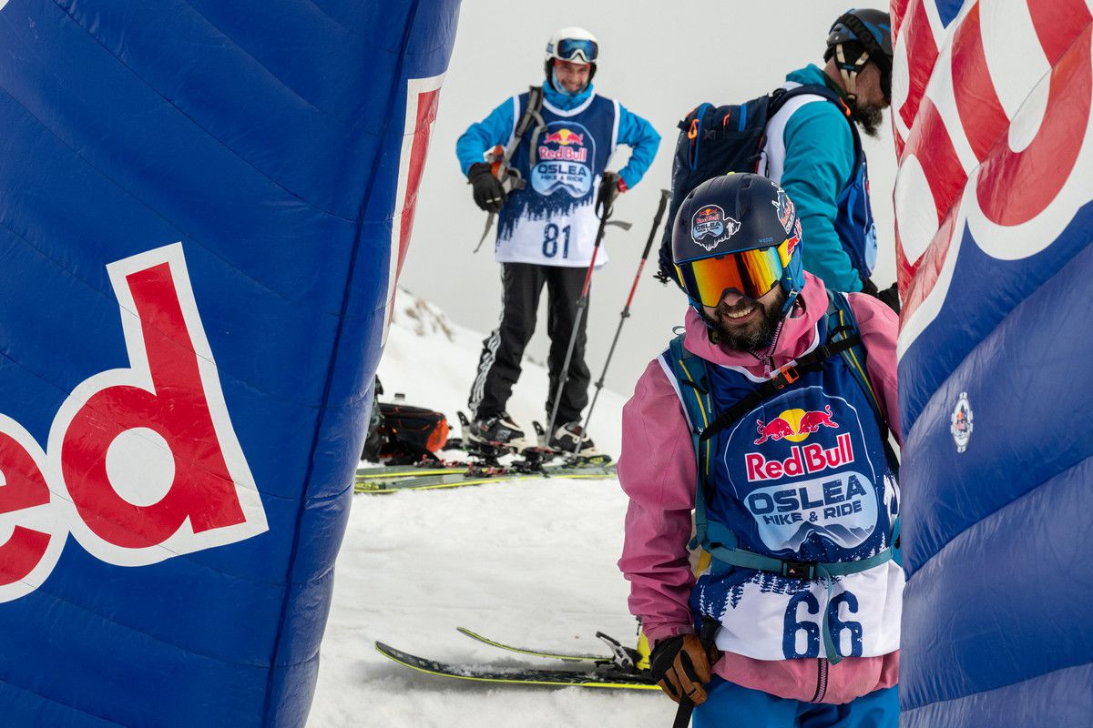 Imagini impresionante de pe creasta Masivului Oslea » O sută de persoane s-au întrecut într-o competiție de tradiție în România