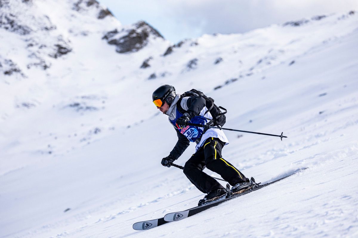 Imagini impresionante de pe creasta Masivului Oslea » O sută de persoane s-au întrecut într-o competiție de tradiție în România