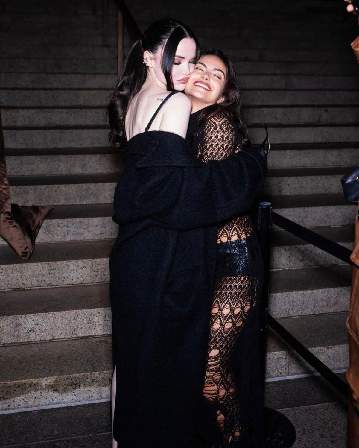 A apărut la meciul Romei cu iubitul celebru, după ce și-a anulat concertele din America de Sud