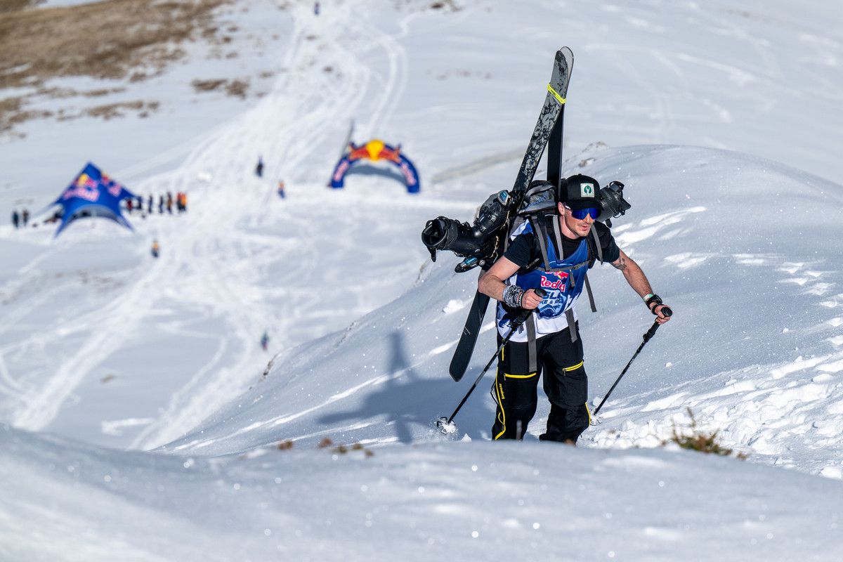 Imagini impresionante de pe creasta Masivului Oslea » O sută de persoane s-au întrecut într-o competiție de tradiție în România