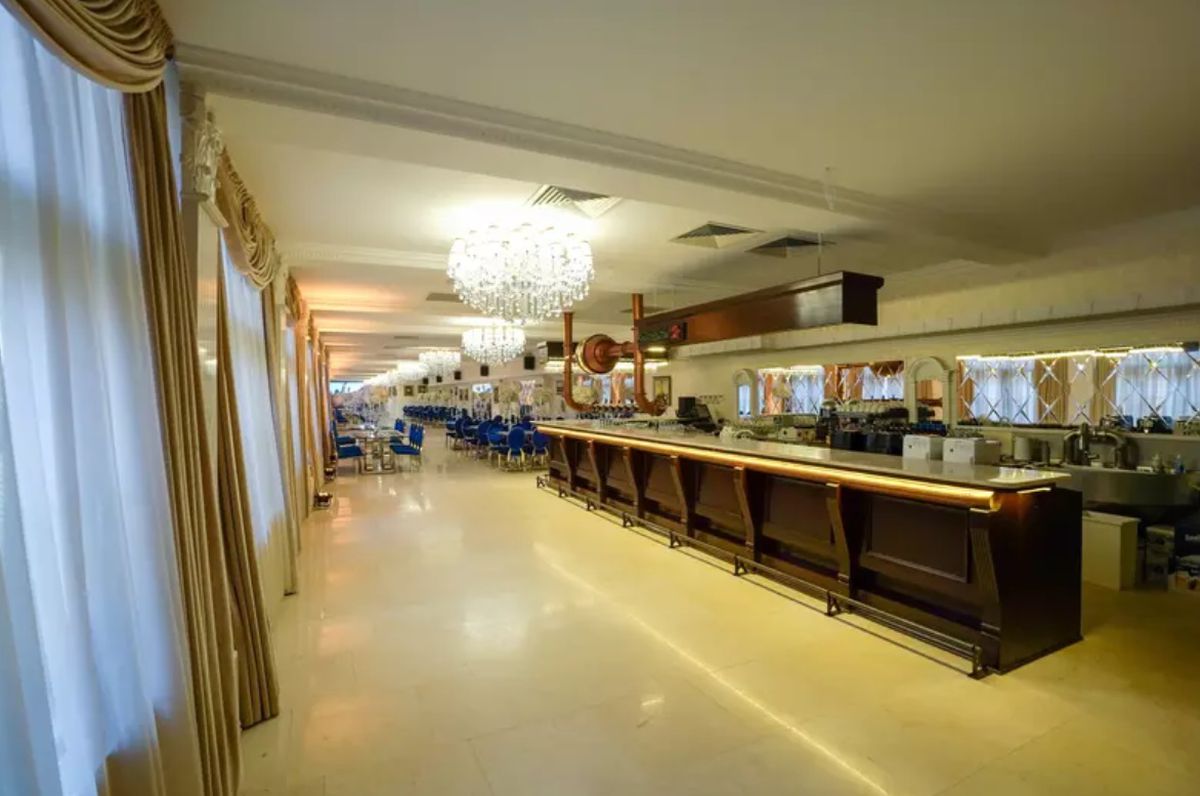 Pe ce sumă vinde Ilie Dumitrescu Hanul cu Tei, proprietatea sa celebră din Centrul Vechi