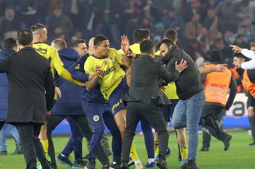 Fanii lui Trabzonspor au intrat pe teren după eșecul cu Fenerbahce, foto: Imago Images