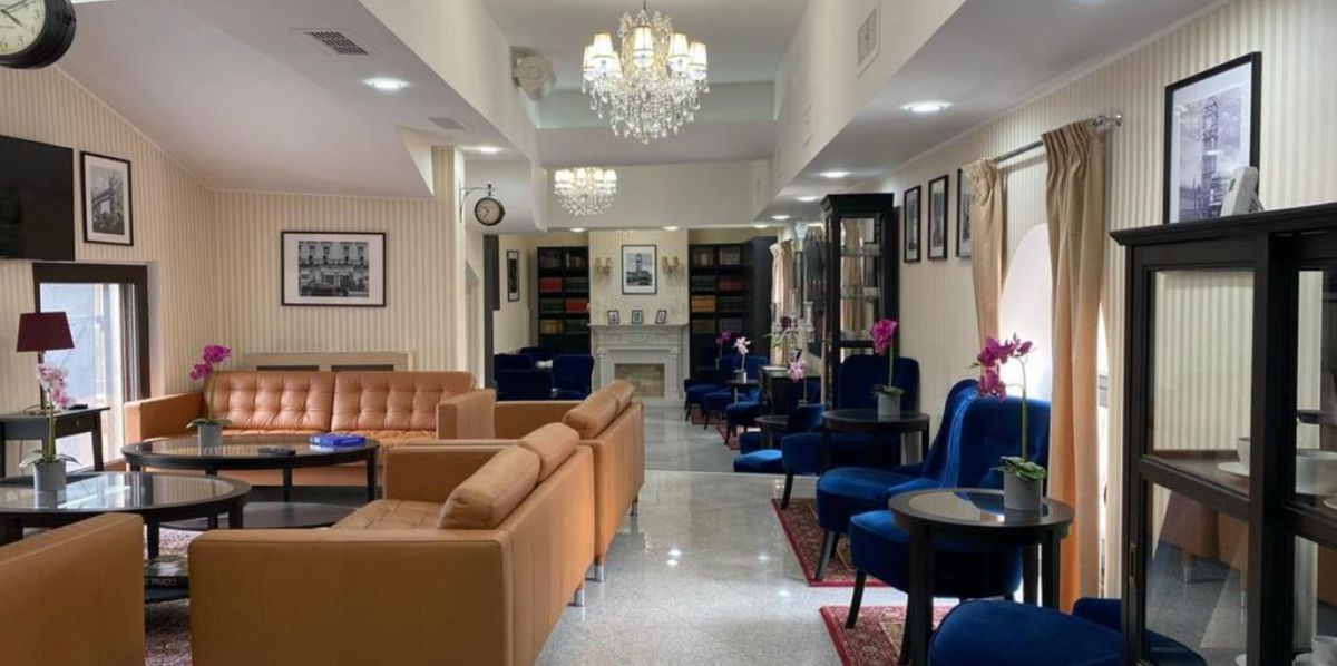 Pe ce sumă vinde Ilie Dumitrescu Hanul cu Tei, proprietatea sa celebră din Centrul Vechi