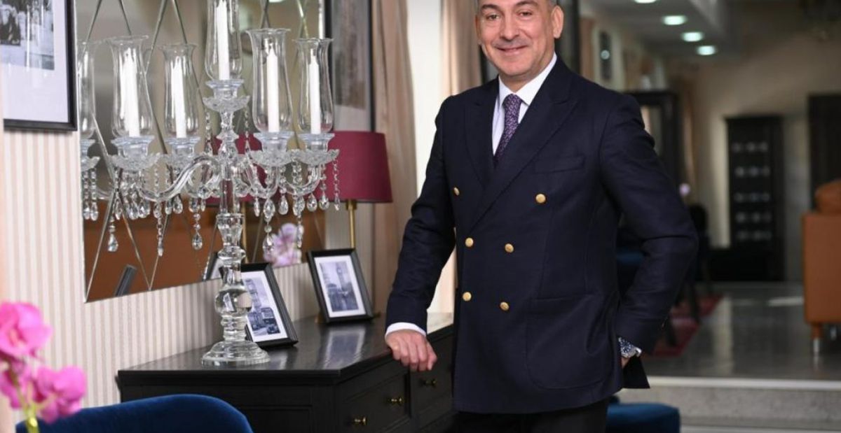 Pe ce sumă vinde Ilie Dumitrescu Hanul cu Tei, proprietatea sa celebră din Centrul Vechi