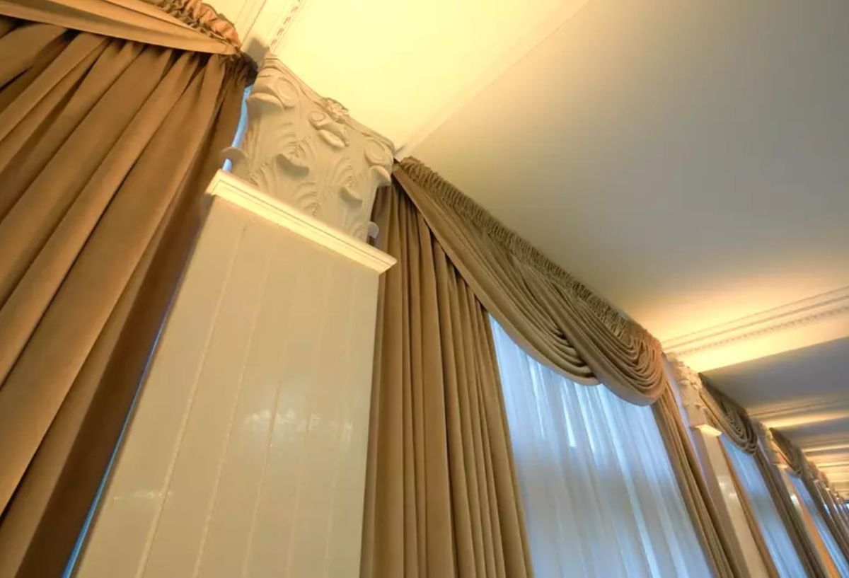 Pe ce sumă vinde Ilie Dumitrescu Hanul cu Tei, proprietatea sa celebră din Centrul Vechi