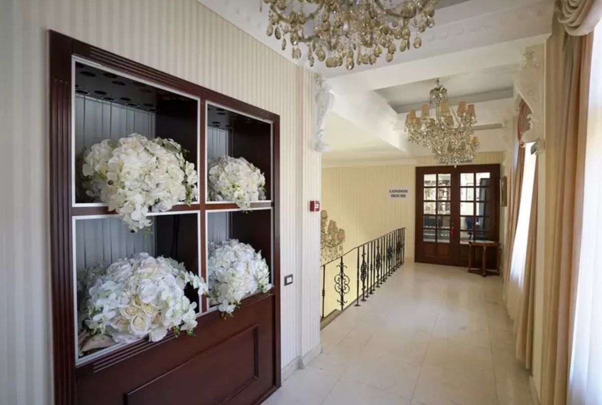 Pe ce sumă vinde Ilie Dumitrescu Hanul cu Tei, proprietatea sa celebră din Centrul Vechi