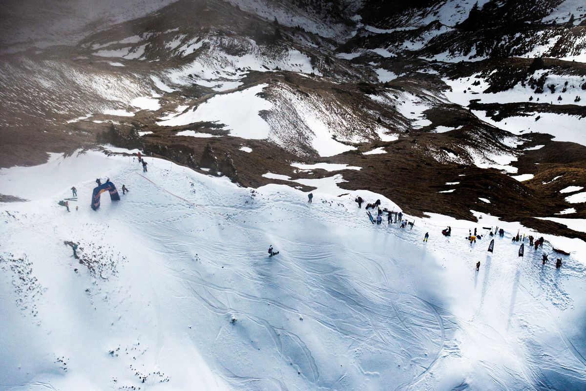 Imagini impresionante de pe creasta Masivului Oslea » O sută de persoane s-au întrecut într-o competiție de tradiție în România