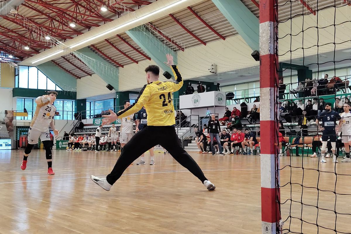 Spectacolul unui meci de handbal surprins cu noul telefon HONOR Magic7 Lite: cum te ajută tehnologia AI să captezi momente de neuitat