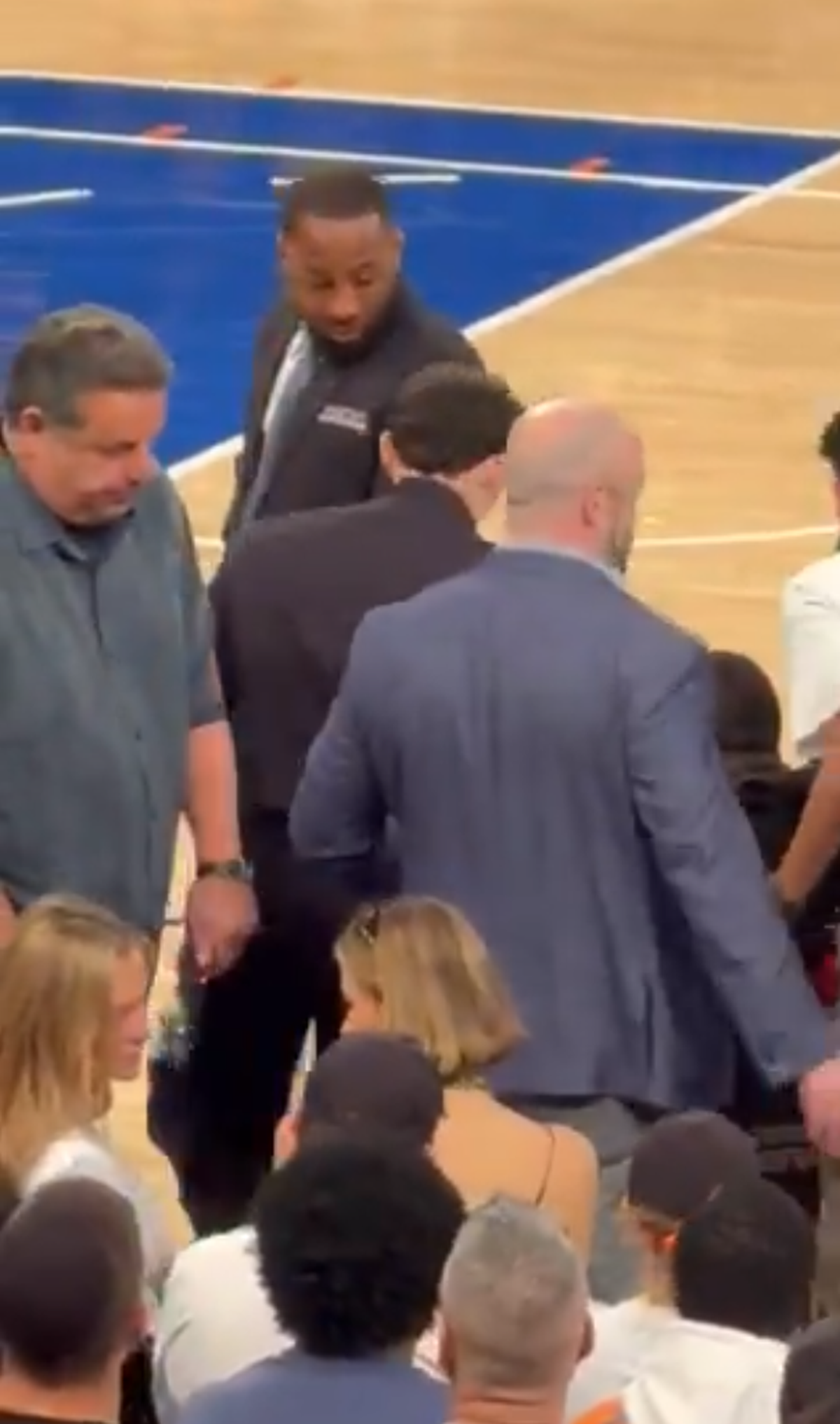 Clipe de coșmar pentru un comediant celebru: i s-a făcut rău pe marginea terenului, iar meciul a fost întrerupt