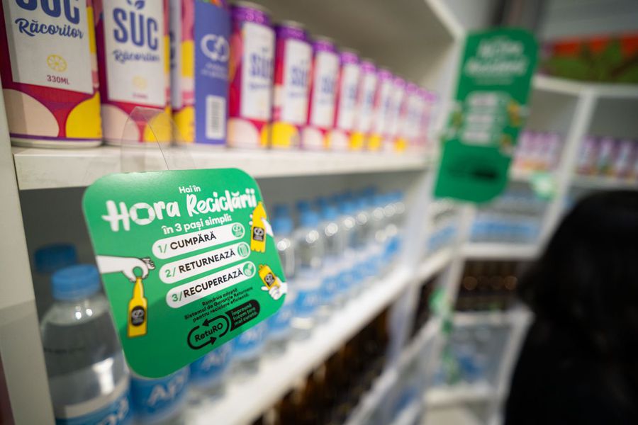 Ziua Mondială a Reciclării. Cantitatea de ambalaje SGR returnate de români în 2024, suficientă cât să umple Casa Poporului