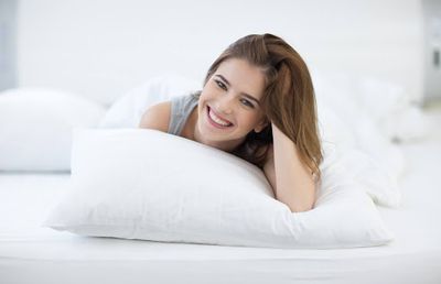 Cele mai bune perne ortopedice recomandate de specialiști pentru cei care dorm pe spate, lateral sau burtă