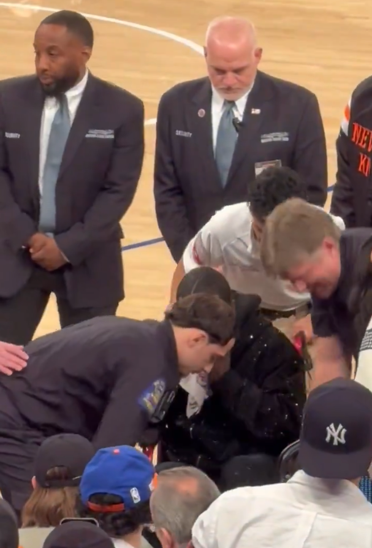 Clipe de coșmar pentru un comediant celebru: i s-a făcut rău pe marginea terenului, iar meciul a fost întrerupt