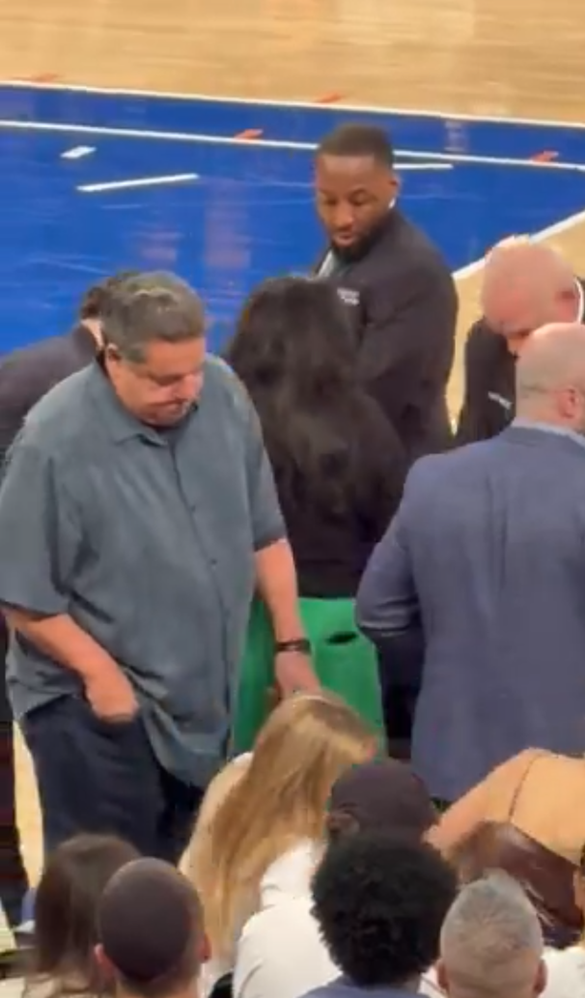 Clipe de coșmar pentru un comediant celebru: i s-a făcut rău pe marginea terenului, iar meciul a fost întrerupt